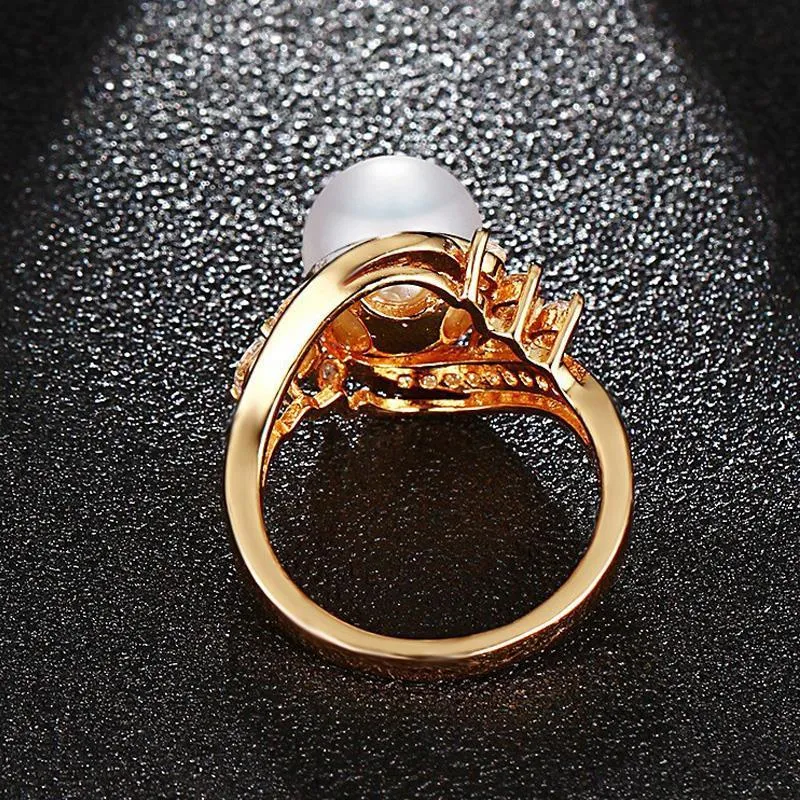 Creamy Pearl Gold Venus Ring